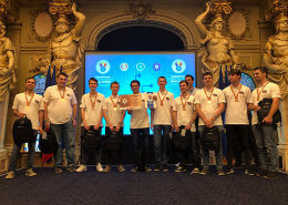 Das österreichische Team nach dem ECSC 2019 mit Urkunde und Bronze-Medaillen