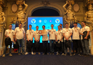 Das österreichische Team nach dem ECSC 2019 mit Urkunde und Bronze-Medaillen