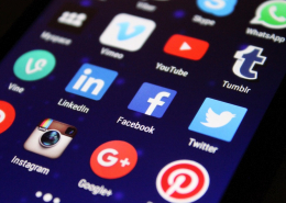 Soial Media Icons auf Smartphone-Bildschirm