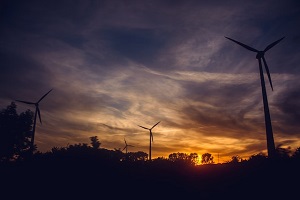 Windräder vor einem bewölkten Abendhimmel