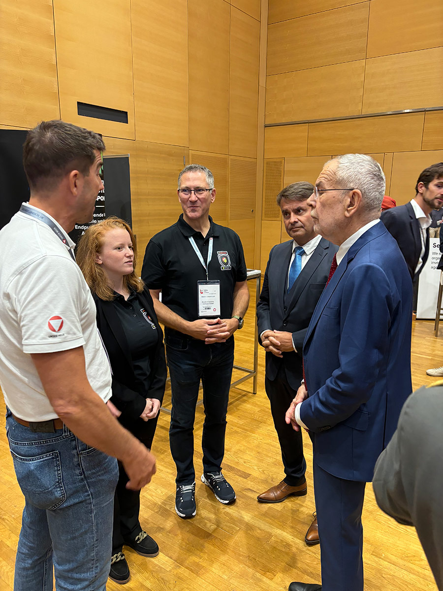 v.l.n.r.: Joe Pichlmayr (CEO IKARUS) – Anouck Teiller (CSO HarfangLab) – Christian Fritz (COO IKARUS) – Frédéric Joureau (Erster Botschaftsrat der französischen Botschaft in Wien) – Alexander van der Bellen (Bundespräsident Österreich)