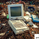 Computerhardwar aus den 80ern auf einem Mistplatz AI generated
